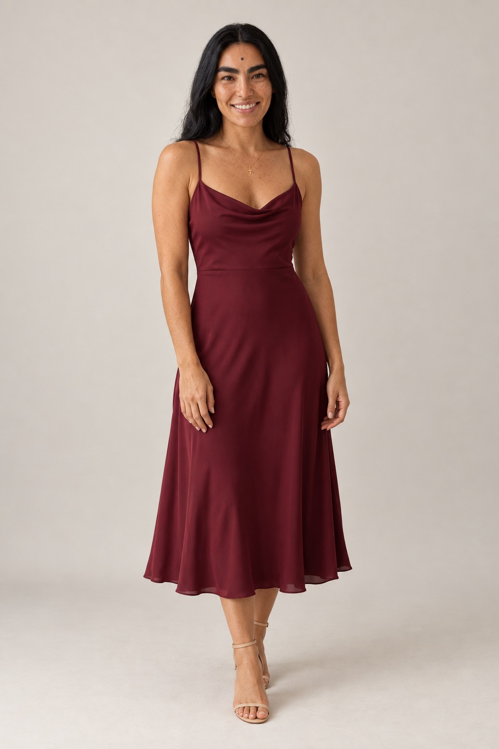 Mônica em estúdio usando vestido midi vinho